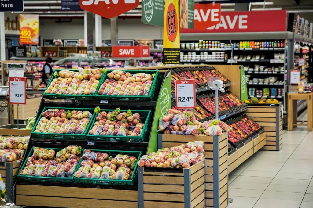 Standy, plakaty i potykacze — skompletuj ekspozycję, która sprzedaje